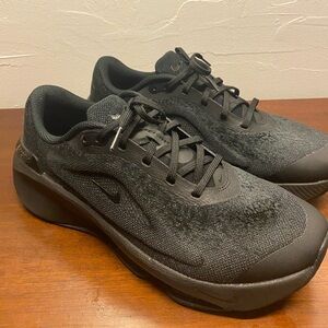 NIKE VERSAIR Workout sneakers.